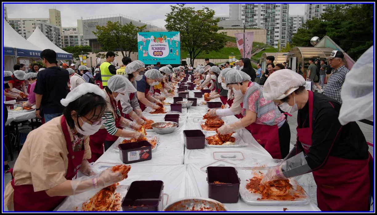 경제 기사 전남광주특별시, 노원구 직거래장터서 역대 최대 5억 7천만원 매출 지난해보다 14% 증가…79개 업체 참여해 김치 등 일부 조기매진 대표이미지