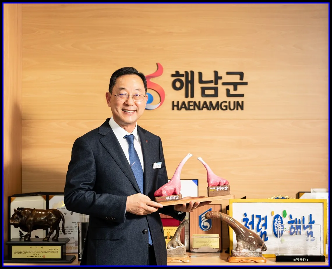 정치 기사 명현관 해남군수, 대통령에 지역균형발전 전략 건의 서한문 전달 대표이미지