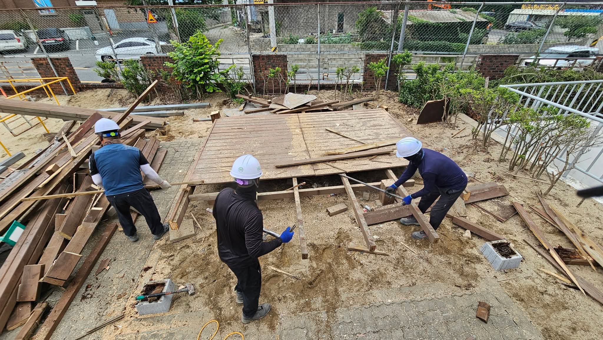 (유)사람과사람, 용해동 노후 정자 무상 철거로 주민 안전 지켜
