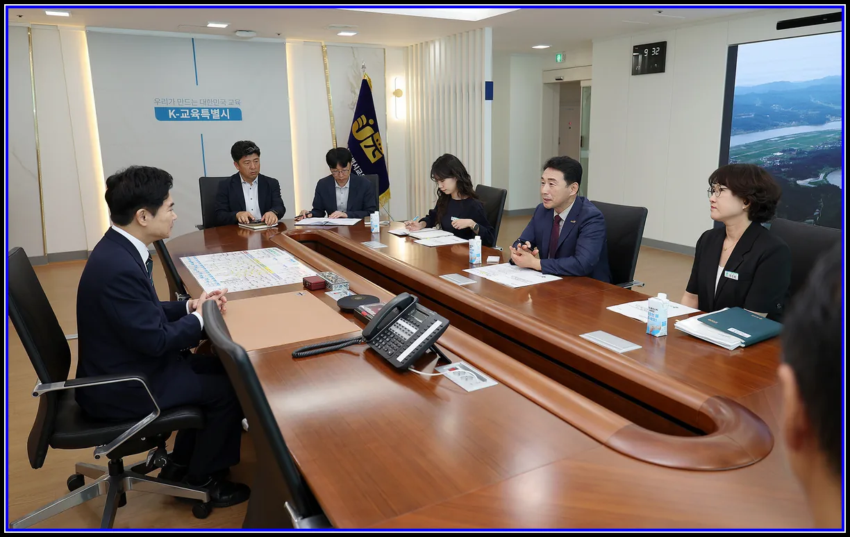 사회 기사 이남오 함평군수, 김대중 교육감 만나 함평 교육의 새 길 모색 양방향 공동학군제·특성화고 신설·골프기반 확충 등 건의 대표이미지